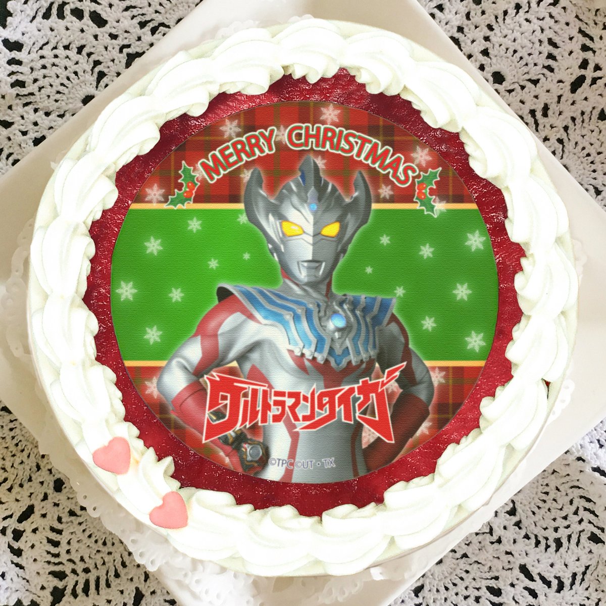 ウルトラマンｚ ウルクロz 公式 ウルトラマンタイガ のクリスマスケーキ19が登場 さらに 歴代ウルトラヒーロ やウルトラ怪獣たちのデザインも 特典として 全52種の缶バッジから1つがついてきます 詳細 予約は T Co Objrqkkr5b