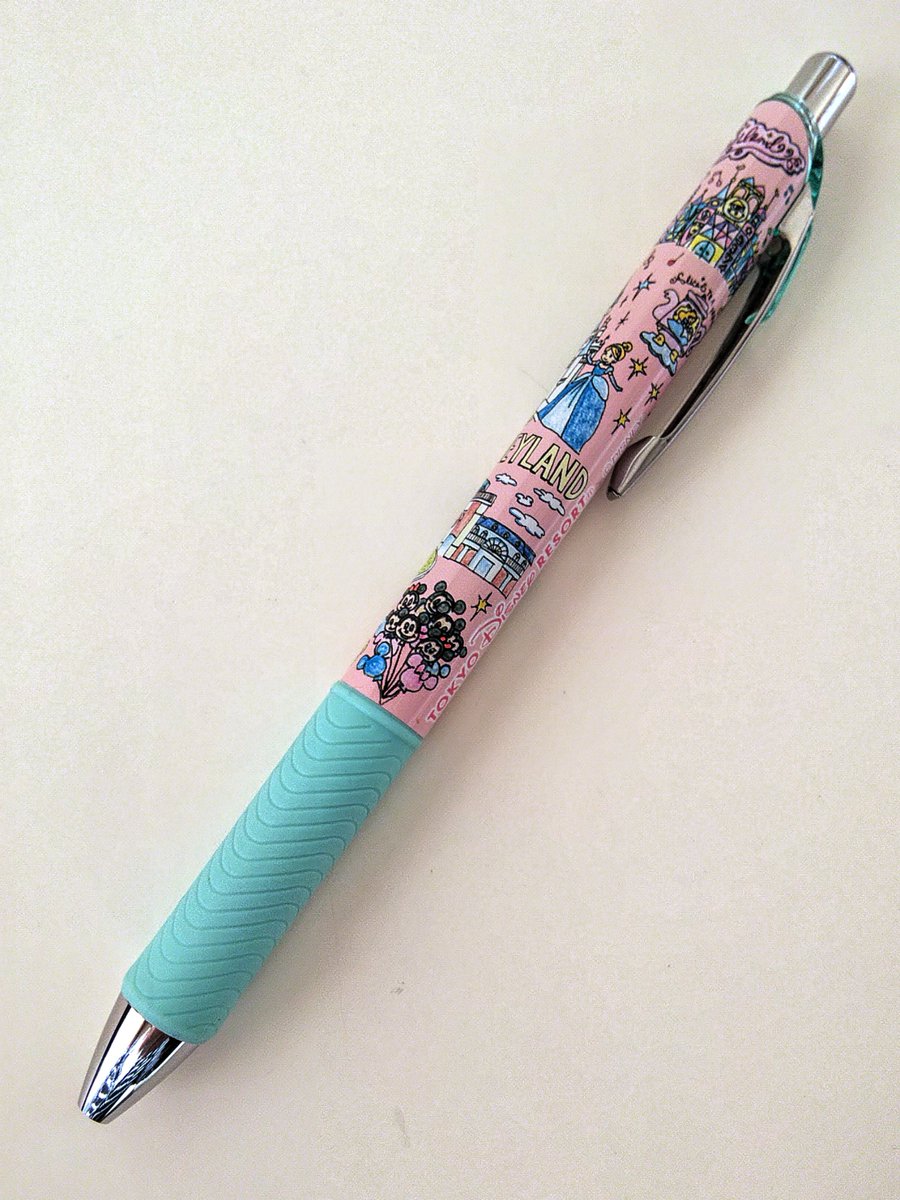 和佳 娘の修学旅行のお土産 ディズニーのボールペン 家族お揃いで1本ずつ というあたりが女子らしくて良き ここらへん 手裏剣買ってきた息子とはやっぱ違うな で 受け取った瞬間に おっこれはエナージェル 芯の交換もできる とすぐさま分解を