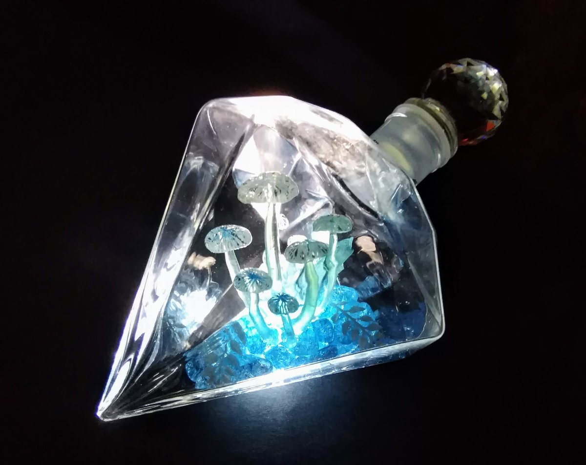 まさきや 真咲屋 على تويتر ガラス瓶の中の水晶茸 綺麗なガラス瓶の中に残っていた青いお酒が結晶化してキノコが生えました 紙 レジン 天然石 使用