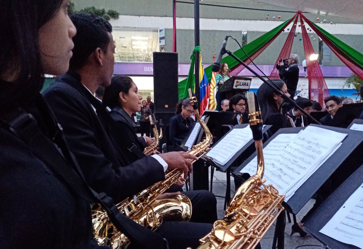 #22Nov Desde la Plaza Pedro León Torres de Barquisimeto, bellísimo acto de la Banda de Conciertos Maestro Antonio Carrillo, Orquesta Latino Caribeña, Orquesta Sinfónica de Lara y la Orquesta del Conservatorio Vicente Emilio Sojo. #UnidosPorTiLara #VenezuelaEnUnionYPaz