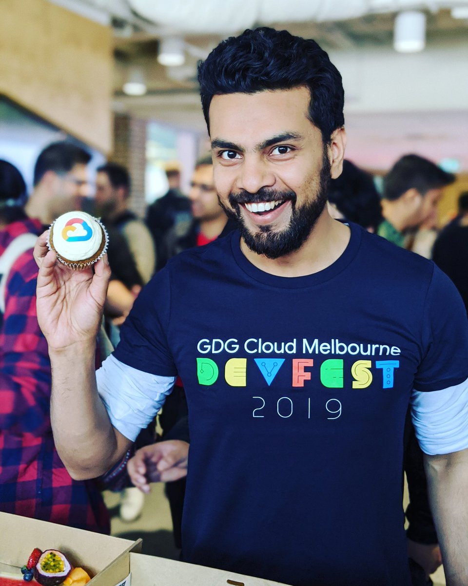 AhmadTheLast's tweet photo. Cloud cakes @ #DevFest19 
Disclaimer - No google doesn't make cupcakes. https://t.co/DFRJv3g0RT