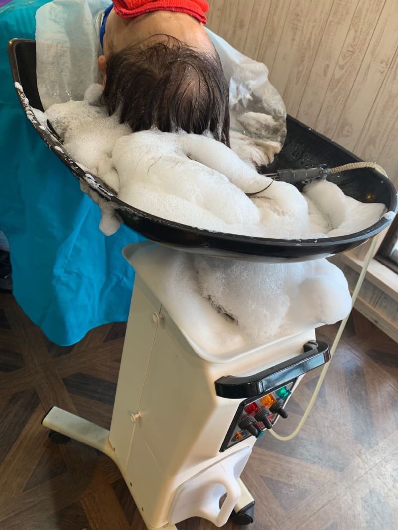 TOWA114108's tweet photo. シャンプーをする時…ゴシゴシ力強く洗っていませんか？顔も頭皮も皮膚は同じです。顔を洗うように頭も優しく扱って^_^
当店では、増毛、発毛できる頭の洗い方をわかりやすくお教えいたします。
頭皮洗浄は 頭からの排毒(デトックス)により、高エントロピーを低エントロピーにする事が出来る施術です https://t.co/dLCjOwYkAa
