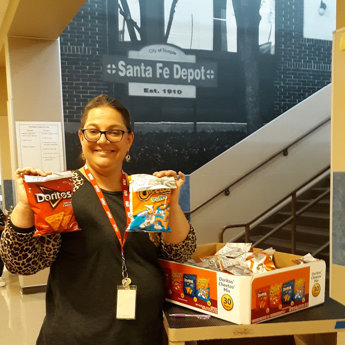 JeffersonTISD's tweet photo. "All that READING & a bag of CHIPS!!" The kids that made their reading goal for the 2nd grading period got to pick a bag of chips for a treat! #GottaLOVEreading #TISDLIB #JeffersonJaguars #TempleISDproud https://t.co/IgSsE324nV