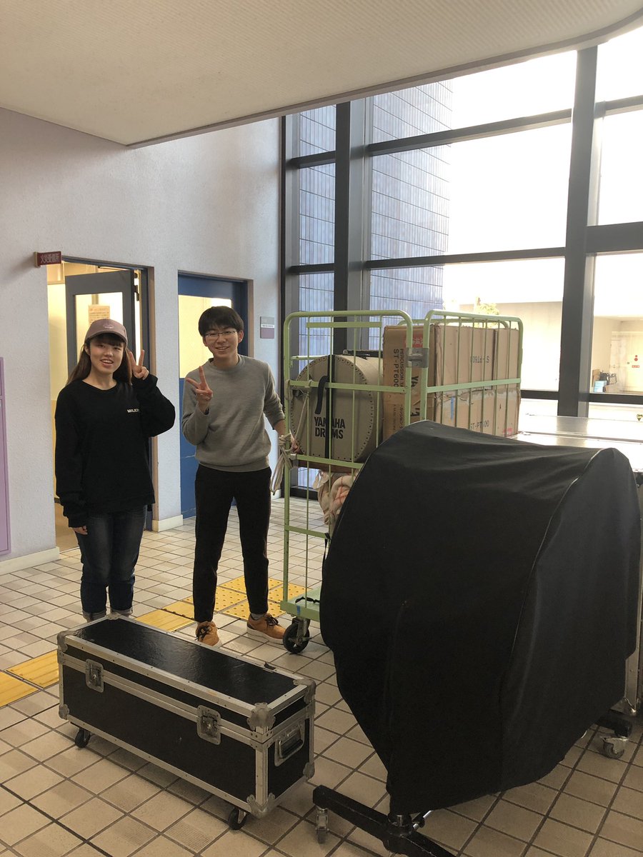 daion_trombone's tweet photo. 打楽器の積み込みが始まりました！
本日の演奏会の為に練習に参加して下さったり朝早くから積み込みをして下さったり...
本当に感謝しております...
13時からはGPが始まりますのでそちらの写真もあげていこうと思っています！ https://t.co/1gnPRLOhW5