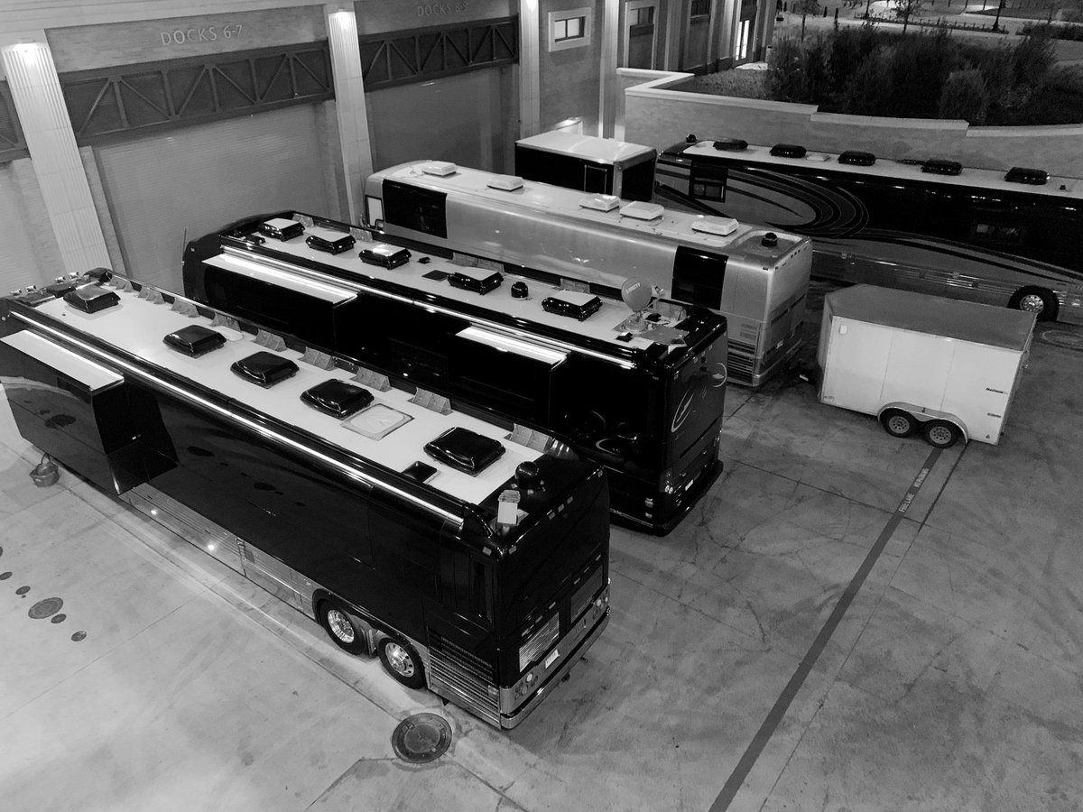 casey_doebbler's tweet photo. “You can’t go in there, that’s Dusty’s bus. Well, tonight I’m Dusty.” #PureCountry #GeorgeStraitAtDickies #FortWorth https://t.co/dY5Yeqbi9t