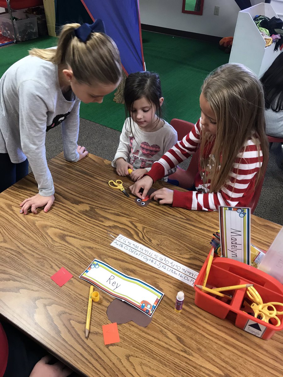 stacianderson_s's tweet photo. Projecting with our @PfeiferNatalie preK buddies! #HappyThanksgiving #norfolkcatholic #thankfulhearts https://t.co/5pzTnDfXfx