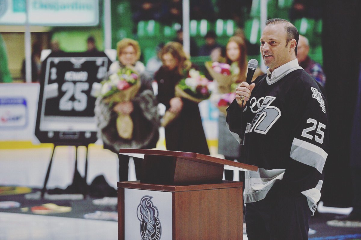 D_Charettephoto's tweet photo. Ce soir l’organisation des Olympiques de Gatineau procédait au retrait du numéro 25 de Martin Ménard au CRG #olympiques #gatineau #hockey #lhjmq #qmjhl #chl #lch #sport #arena #retrait #retraitchandail https://t.co/CrpVWJTas5