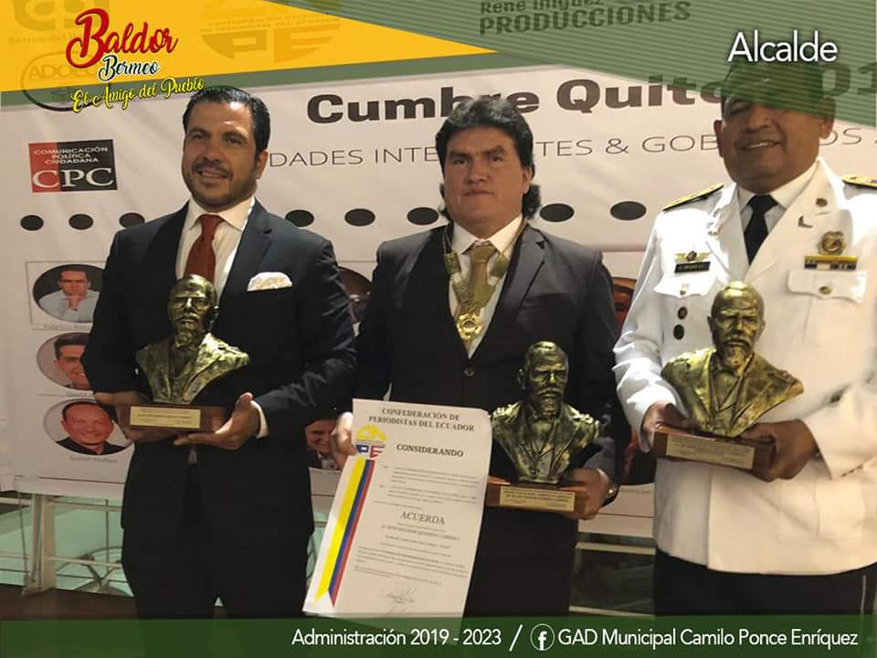 CuevaVane1981's tweet photo. Alcalde @baldor_bermeo fue condecorado en la ceremonia de Clausura de la Cumbre de Quito denominado "Ciudades Inteligentes y Gobiernos Abiertos", en el evento también se realizó la Entrega de la Estuatilla Eloy Alfaro "Símbolo de la Libertad" @Lenin @IvanGrandaM @GPalacios62 https://t.co/2155WTNkvT