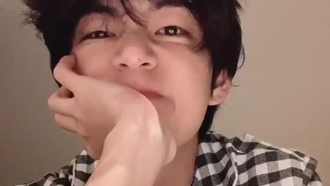 snjanni's tweet photo. @choi_bts2 @BTS_twt I can't breathe. He took my heart away long ago and now playing with it. He is too damn precious for this universe. ππ
#V #KimTaehyung #Tae #Taetae #Taehyung #winterbearvbts https://t.co/dzw0b8aFNB