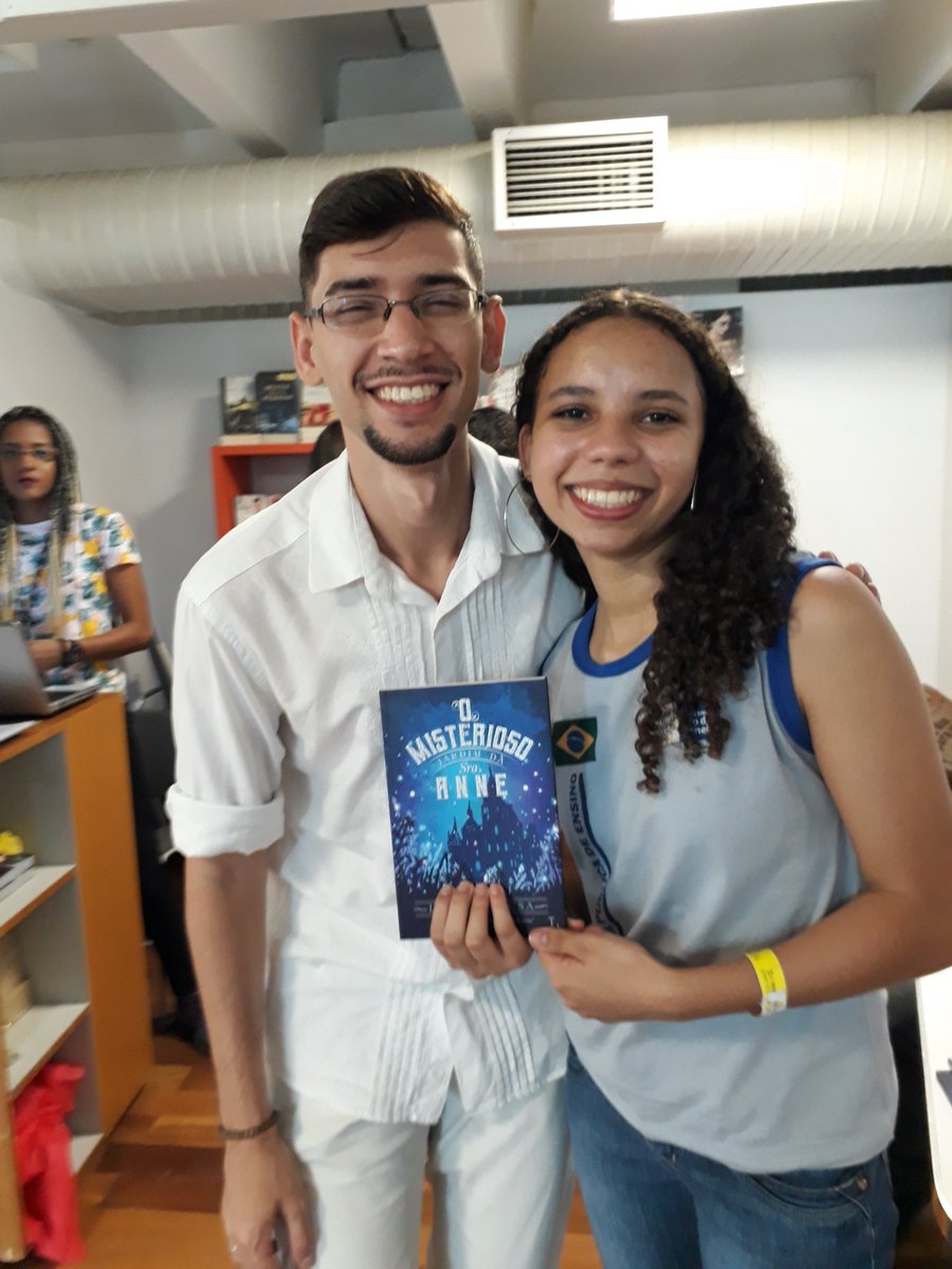 lucasdesousa07's tweet photo. O Misterioso Jardim da Sra. Anne fez sucesso, hoje. ❤ Que Sophie possa inspirar todos vocês. Ela é super corajosa, uma amiga rara e cheia de paixão pelos livros e vai enfrentar muitos perigos por eles. #VEMPRALER https://t.co/IZBWT43ZdL