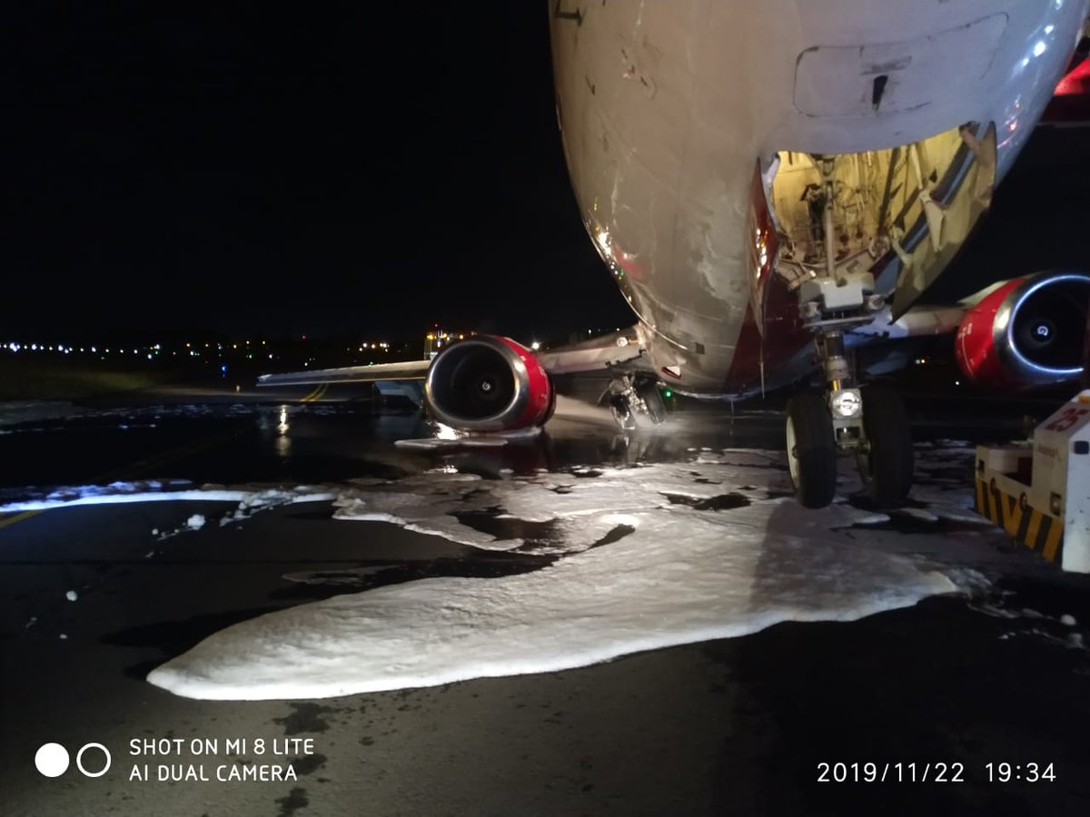 ServiciosArgen1's tweet photo. El avión de avior YV-3012 aterrizó de emergencia por problemas en el tren de aterrizaje, todo está bien gracias a Dios. Lo peor en este momento, es que los pasajeros que iban a Venezuela permanecen en el aeropuerto el dorado, El vuelo valencia Bogotá #Bogota #Avior #aviorailines https://t.co/YxhdGIuvh5