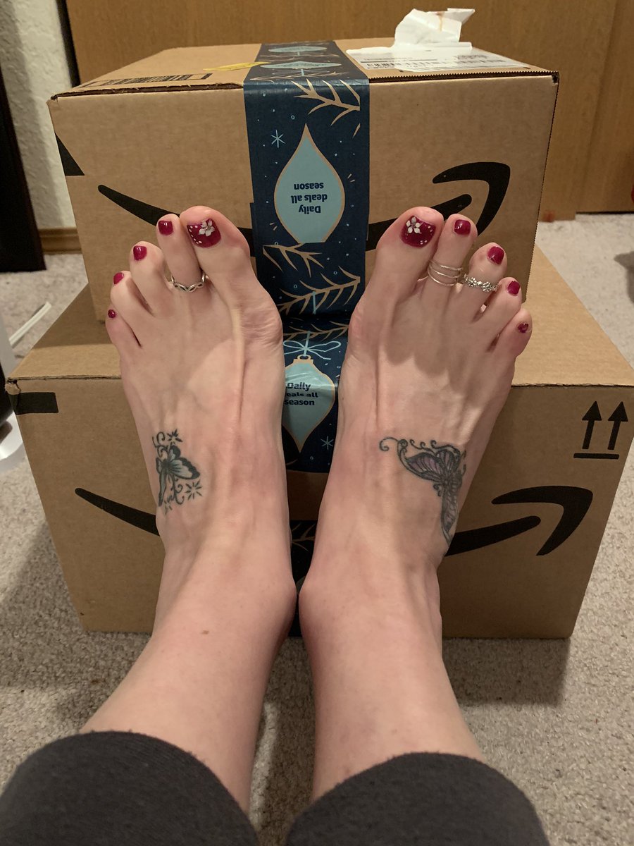 sexysweetfeeta1's tweet photo. Merry early Christmas to me 😊🥰🎁#spoiled #brattygoddess #feet #toes #gifts #amazinwishlist #thankful #mademydaybetter #bigfeet #igotspoiled 🎁❤️ https://t.co/gYToJlwjD8