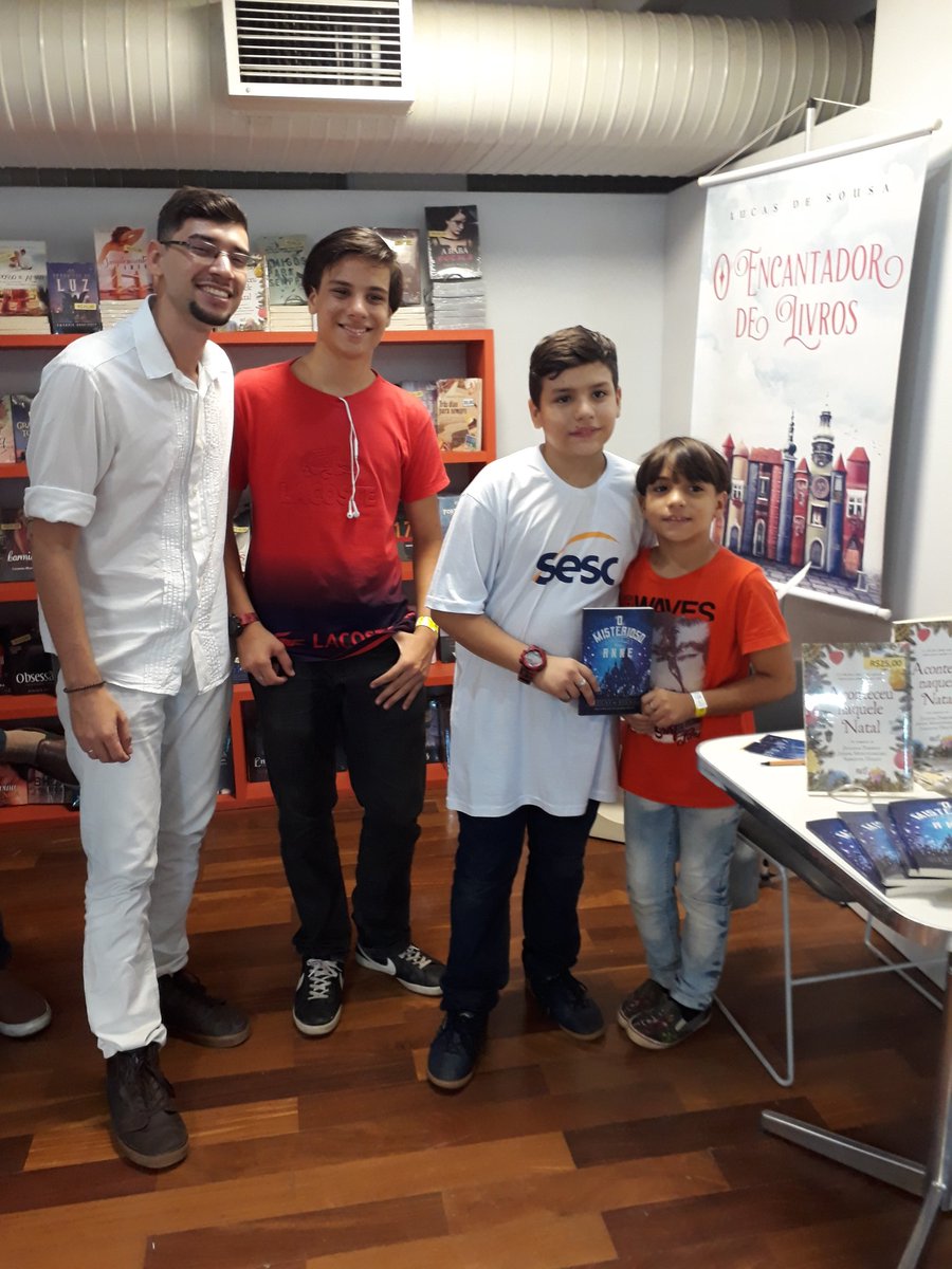 lucasdesousa07's tweet photo. O Misterioso Jardim da Sra. Anne fez sucesso, hoje. ❤ Que Sophie possa inspirar todos vocês. Ela é super corajosa, uma amiga rara e cheia de paixão pelos livros e vai enfrentar muitos perigos por eles. #VEMPRALER https://t.co/IZBWT43ZdL