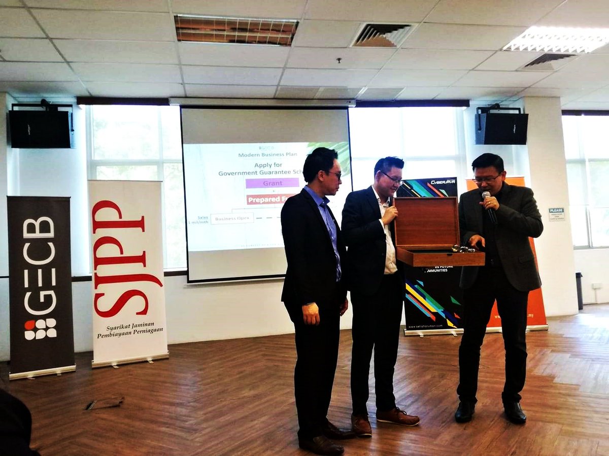 DrFredWu's tweet image. Humbled to receive token of appreciation from Emkay Group, a masterpiece crafted tastefully by Belum Rainforest Villa. Thanks Tim.
#gecb #emkaygroup #belumrainforestvilla