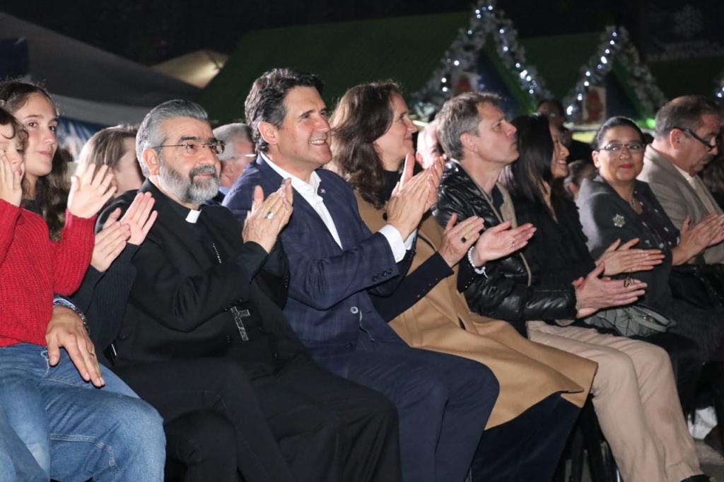 muniguate's tweet photo. ❄☃Con un espectáculo musical, cientos de familias, junto al @AlcaldeQuinonez y su esposa, patrocinadores y cuerpo diplomático se inaugura hoy el Festival Navideño Paseo de la Sexta 2019. 🎄⛸

#GuatemalaValeLaPena
#MuniGuate 
#FestivalNavideño https://t.co/nIYuBrLn4q