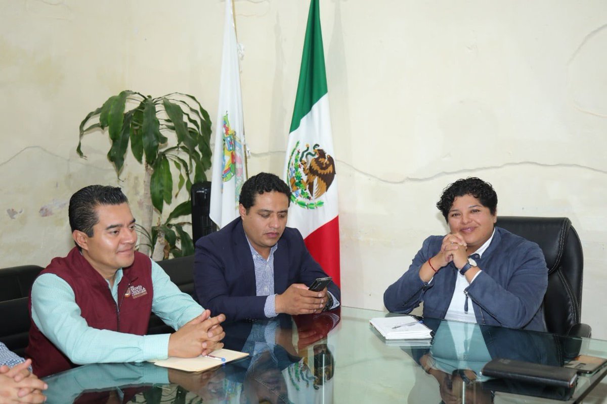 KariPerezPopoca's tweet photo. Con la intención de fortalecer la vinculación interinstitucional con las diferentes delegaciones estatales del Distrito18 #Cholula llevamos acabo la sesión ordinaria encabezada por el Delegado de Gobierno @EdgarDelegado18 donde tratamos diferentes temas para seguir trabajando. https://t.co/d35c31afDq