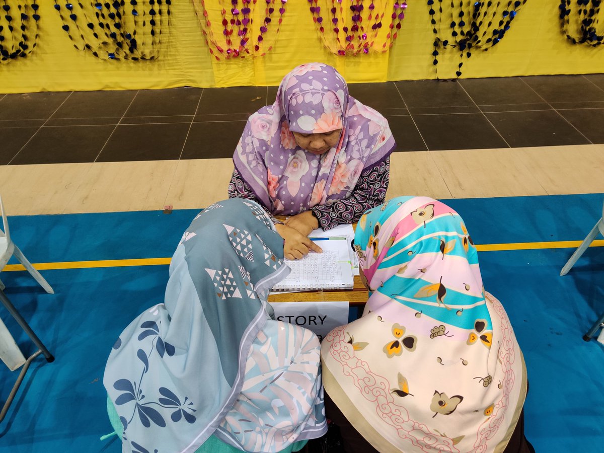 smasemaun's tweet photo. Photos of Teachers and parents at today's PTM : part 2 https://t.co/mxWNxnOTW5