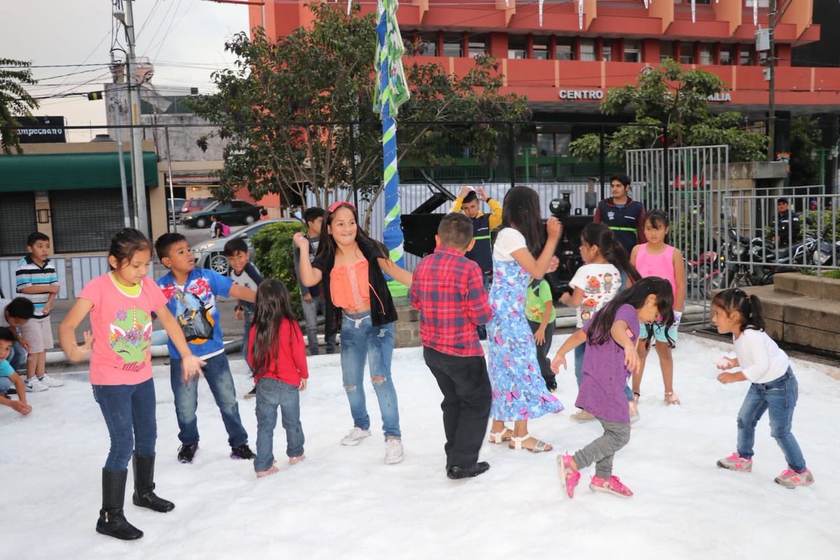 RQuinonezL's tweet photo. ☃ 🎄Todas las atracciones están listas, el festival Navideño Paseo de la Sexta inicia hoy. Un espacio para la distracción y convivencia familiar. A disfrutar hasta el 23 de diciembre, en horario de 10 de la mañana a 10 de la noche. ¡No se lo pierdan! ❄ #JuntosLogramosMás https://t.co/zv9i2f8UoZ