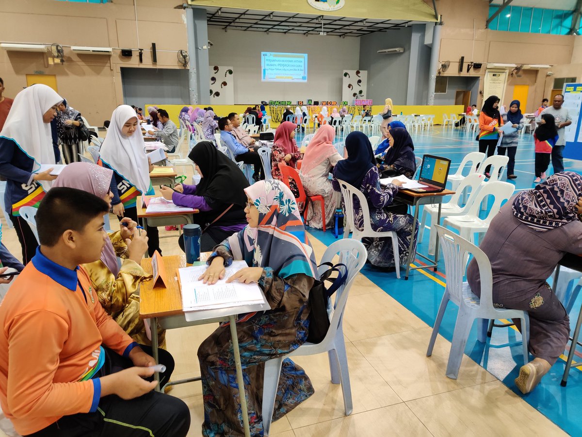 smasemaun's tweet photo. Photos of Teachers and parents at today's PTM : Part 3 https://t.co/rWa9mIfex6