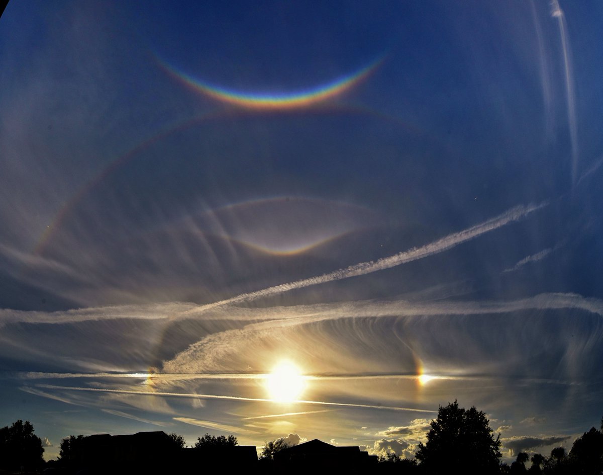 гало радуга вокруг солнца. яркое кольцо вокруг солнца. кольцеобразное лунное затмение. гало радуга вокруг солнца. яркое кольцо вокруг солнца.