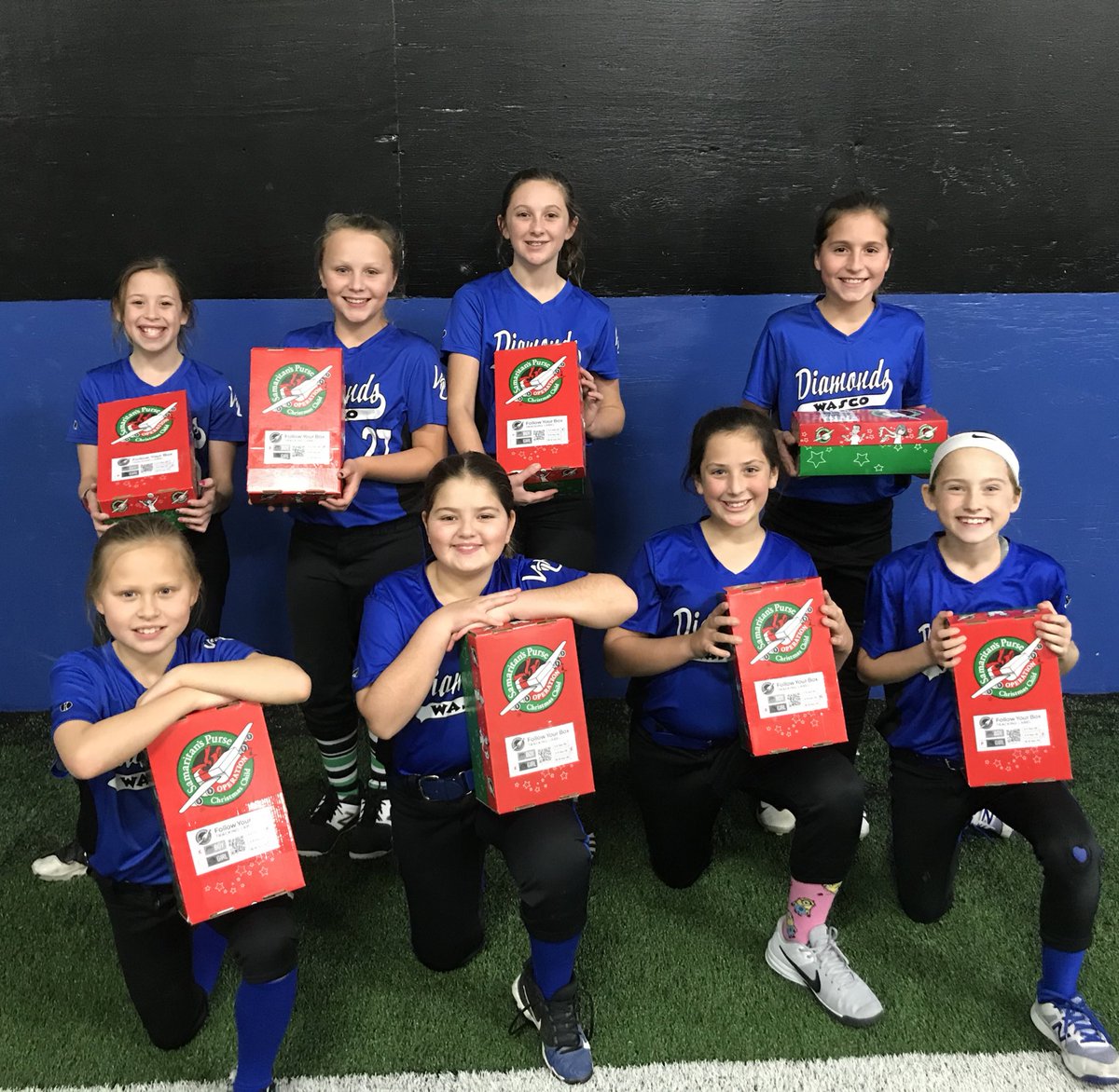 WD10UJS's tweet photo. Wasco Diamonds 10U giving back during the Holiday’s.  Packing boxes for Operation Christmas Child!    #wascoproud @occ_shoeboxes https://t.co/mgOoc4vuEe