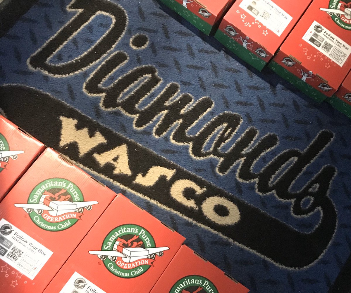 WD10UJS's tweet photo. Wasco Diamonds 10U giving back during the Holiday’s.  Packing boxes for Operation Christmas Child!    #wascoproud @occ_shoeboxes https://t.co/mgOoc4vuEe