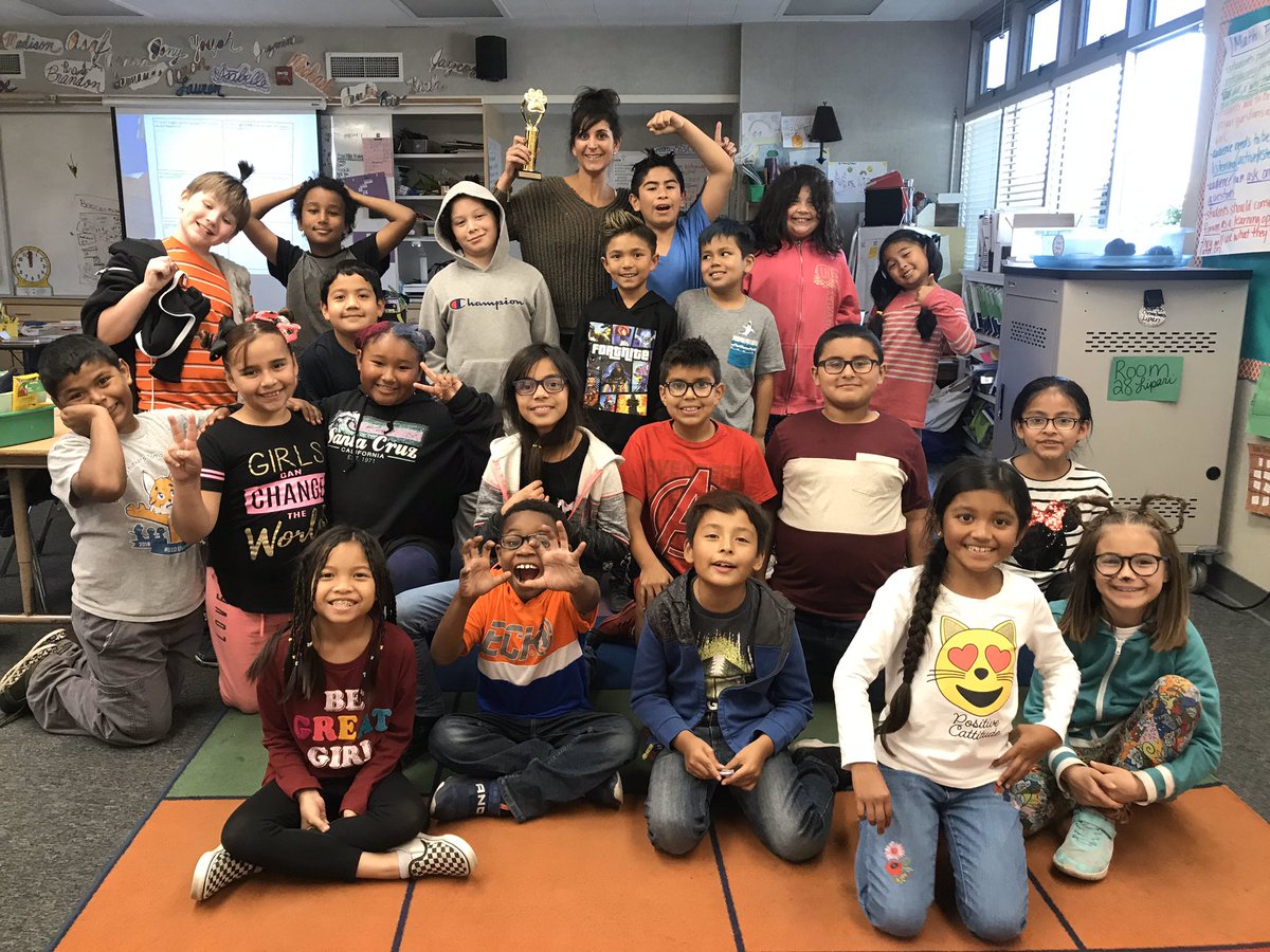 missroldan20's tweet photo. Student Council wants to congratulate our two spirit day winners! You all had some crazy hair! Great job Ms. Rode class and Ms. Lipari’s class! Enjoy the spirit trophy. #studentcouncil @BlackfordCUSD @campbellusd https://t.co/160uQhr6ax