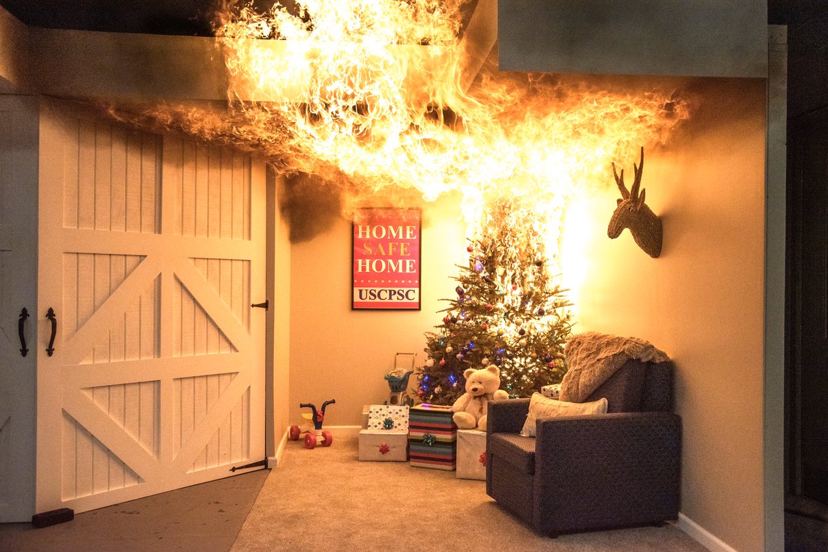 Don't let your holidays go up in flames! I spent the day with @USCPSC who wants you to be #HomeSafeHome this season. Check out their safety tips for holiday decorating, cooking and toys! https://t.co/yWdIG5XUjI https://t.co/92OxqWD32n