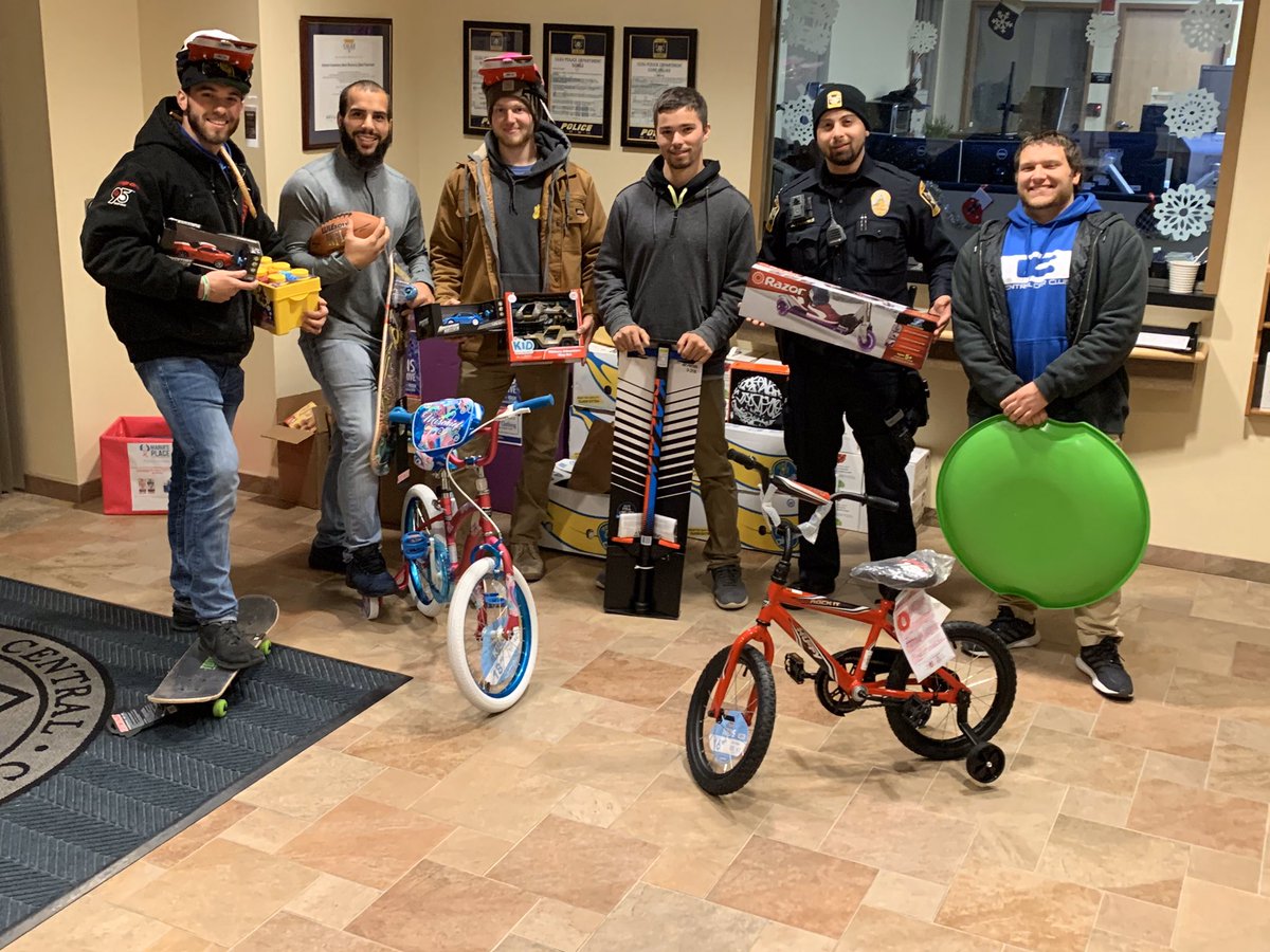 ccsupolice's tweet photo. Lots of donations came in today for the Ana Grace Project Community Drive! Shoutout Stop &amp; Shop and CCSU car club! https://t.co/7f9ljgNMAN