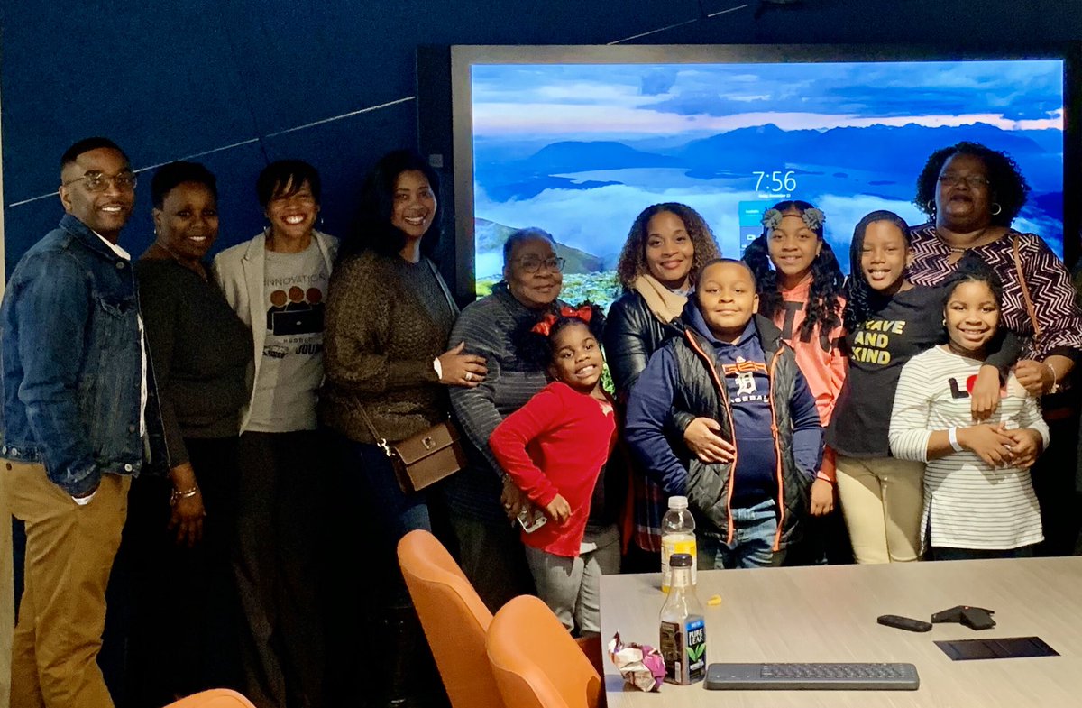 GECdpscd's tweet photo. Our students were grateful to experience the tree lighting ceremony at @Microsoft tonight ! Not only did they have the best view, they also participated in virtual reality games and other AI experiences. Thank you Ms. Ware and @Microsoft ! @Detroitk12 https://t.co/6vyMM8ESQT