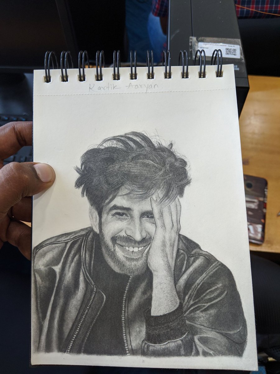 abhay1597's tweet photo. Teri zulfon se chanti aati bulb ki roshni ko dekh aaisa laga ... jaise kisi jharoke se chaand jhaank raha ho #KartikAaryan  #aakashvani #PatiPatniAurWoh 
Wishing Belated Happiest birthday 🎂 https://t.co/ITybwCIdSl