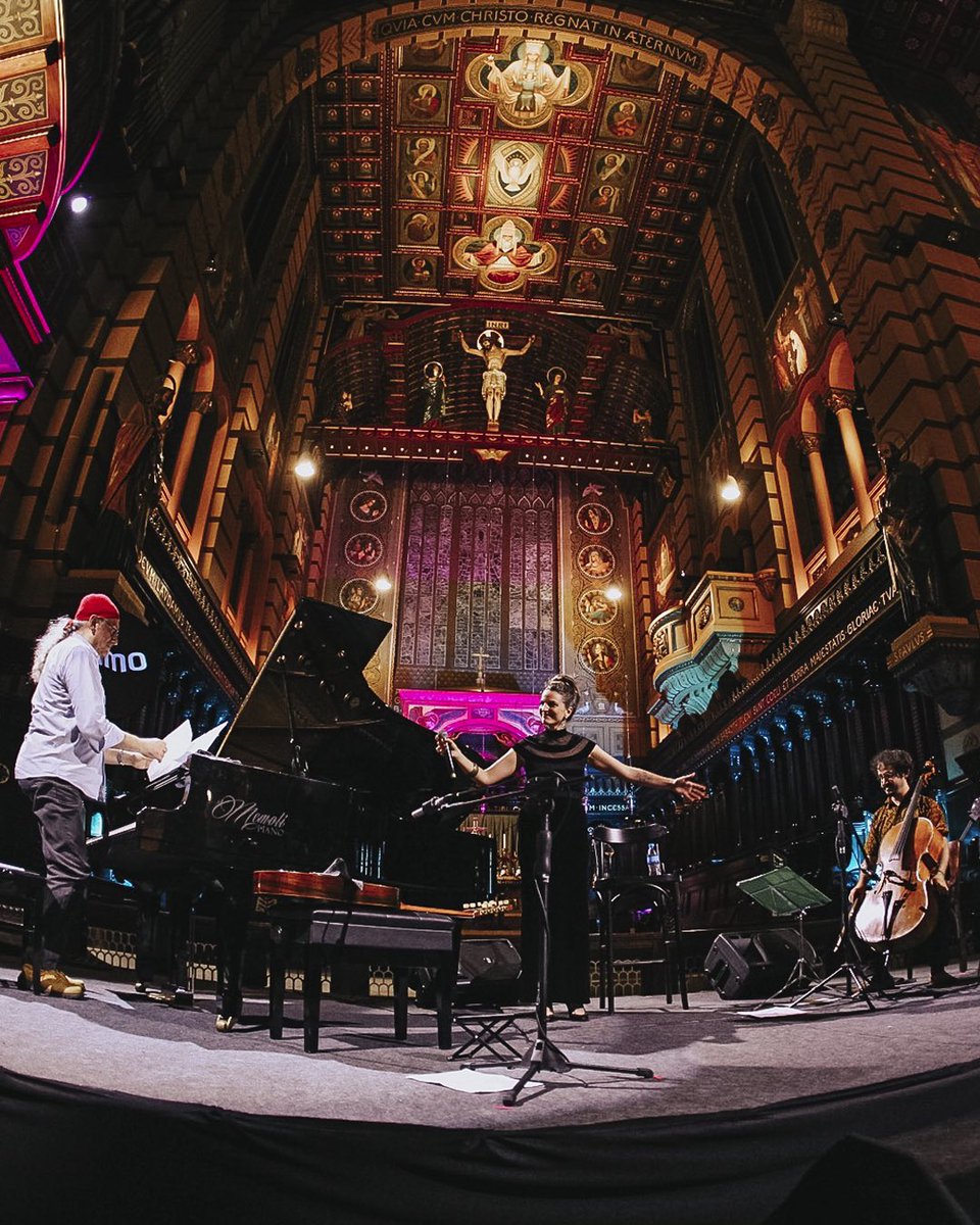 mimofestival's tweet photo. O Mosteiro de São Bento foi iluminado pelo brilhante concerto de Egberto Gismonti Quarteto. O multi-instrumentista fez um passeio pelos 70 discos da carreira neste show que fecha a 1ª noite do #MIMOSP. https://t.co/JvFRBKnbMf
