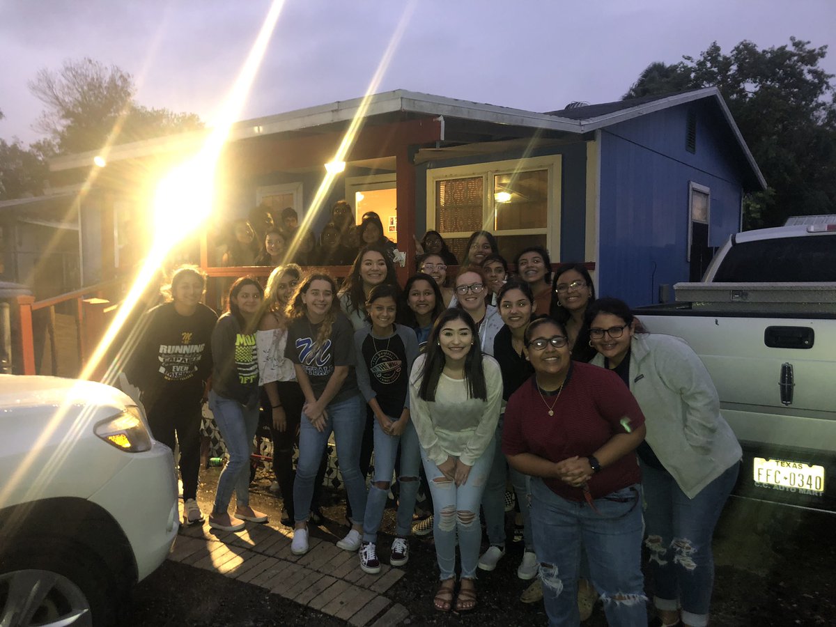 CDeLeon0825's tweet photo. Gave Thanksgiving items in a basket to a couple of families who aren’t as fortunate #GivingBack #MTsoftball 💙💛🥎 https://t.co/bo8XmjmQfd