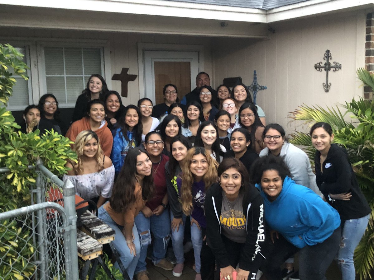 CDeLeon0825's tweet photo. Gave Thanksgiving items in a basket to a couple of families who aren’t as fortunate #GivingBack #MTsoftball 💙💛🥎 https://t.co/bo8XmjmQfd