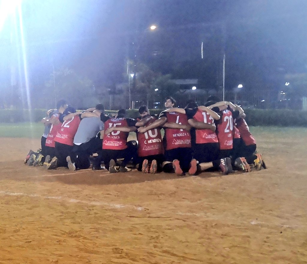 Un equipo aguerrido y unido. Así se vive llegar a una final de la #CopaIngeniería. Primer finalista confirmado y ascendido a la #CategoríaA, nos vemos en la #NochedeCampeones 2019 ¡Felicidades <a href="/FuncionariosFC/">Funcionarios F.C</a>! 🙌🏻⚽🔜🏆 #COF2019