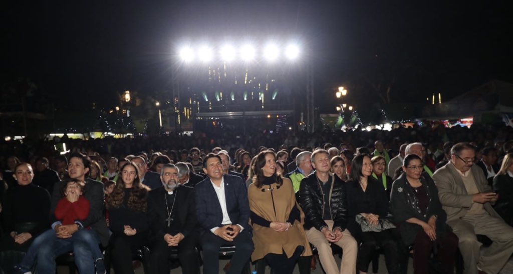 RQuinonezL's tweet photo. ⛄ ❄Disfrutando junto a Dominique de las canciones navideñas con la Big Band Municipal, acompañada por la Compañía Municipal de Danza y el talento de Carlos Peña. ¡Disfrutemos en familia del Festival Navideño del Paseo de la Sexta 2019! #JuntosLogramosMás 🎄 https://t.co/SIj27wHzU3