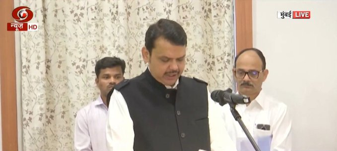 airnewsalerts's tweet photo. #DevendraFadnavis takes oath as Maharashtra Chief Minister; #AjitPawar of NCP  takes oath as Deputy Chief Minister. https://t.co/swEDHqgABz