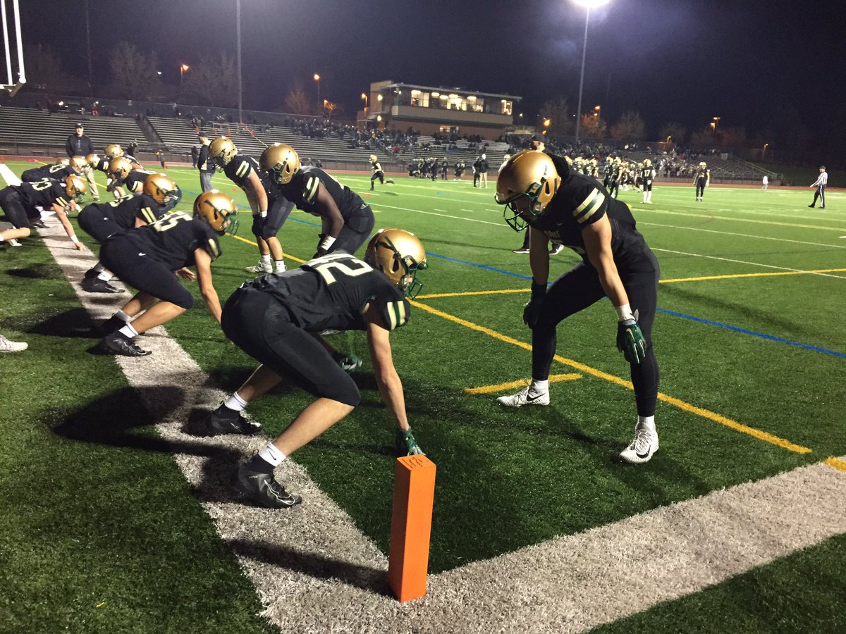 paulstrunk30's tweet photo. Jesuit Crusaders vs Tualatin Timberwolves in quarter finals game @fridaylights @TuHS_Wolves @TualatinHSFB @jhspdxfootball @TheSaderNation https://t.co/c0pS5DBjZT