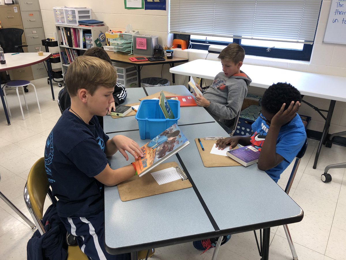 CorrineThomsen's tweet photo. They have been patiently waiting to make their Author Study choices, today was the day;Creech,Spinelli,Yolen,Applegate,Avi,Paulsen,Clements. #letthemread #imreadingtoo @INDelementary @TCRWP https://t.co/021audFSrD