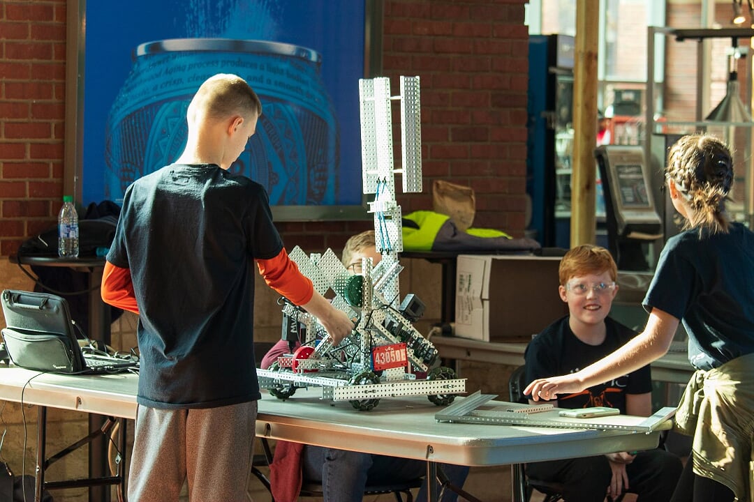 MVRobotics43050's tweet photo. Photographer caught some great moments at Bluejackets Vex Robotics Qualifier #43050Yeet #OneTeam4Bots #MVMSRobotics #TeamMVMS https://t.co/W0UYV3mg4M