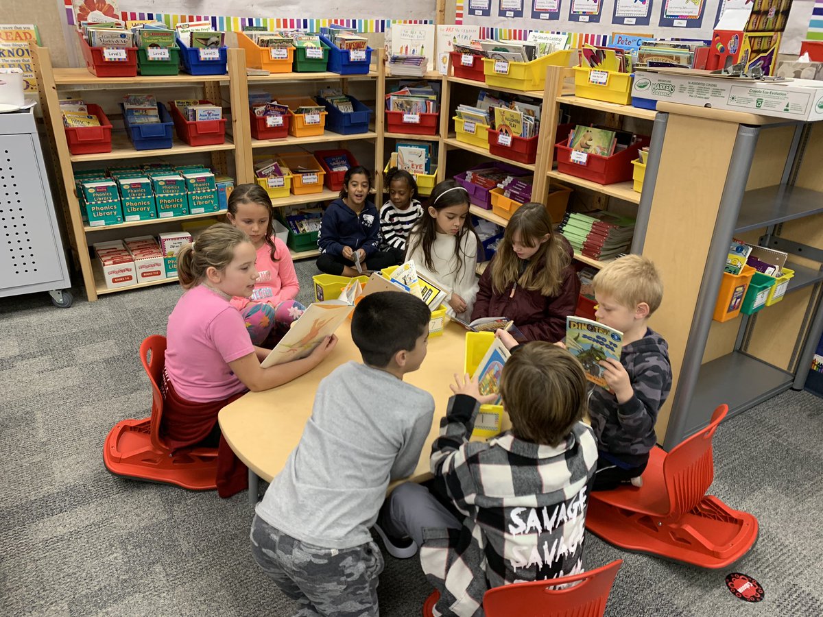 Mrs_Steen3's tweet photo. Bonding with our little buddies with the love of books! 💙📚 #4thgrade @SRTMSEagles @SantaRosaEagles @PVSDCamarillo https://t.co/uEDeeRwi0z
