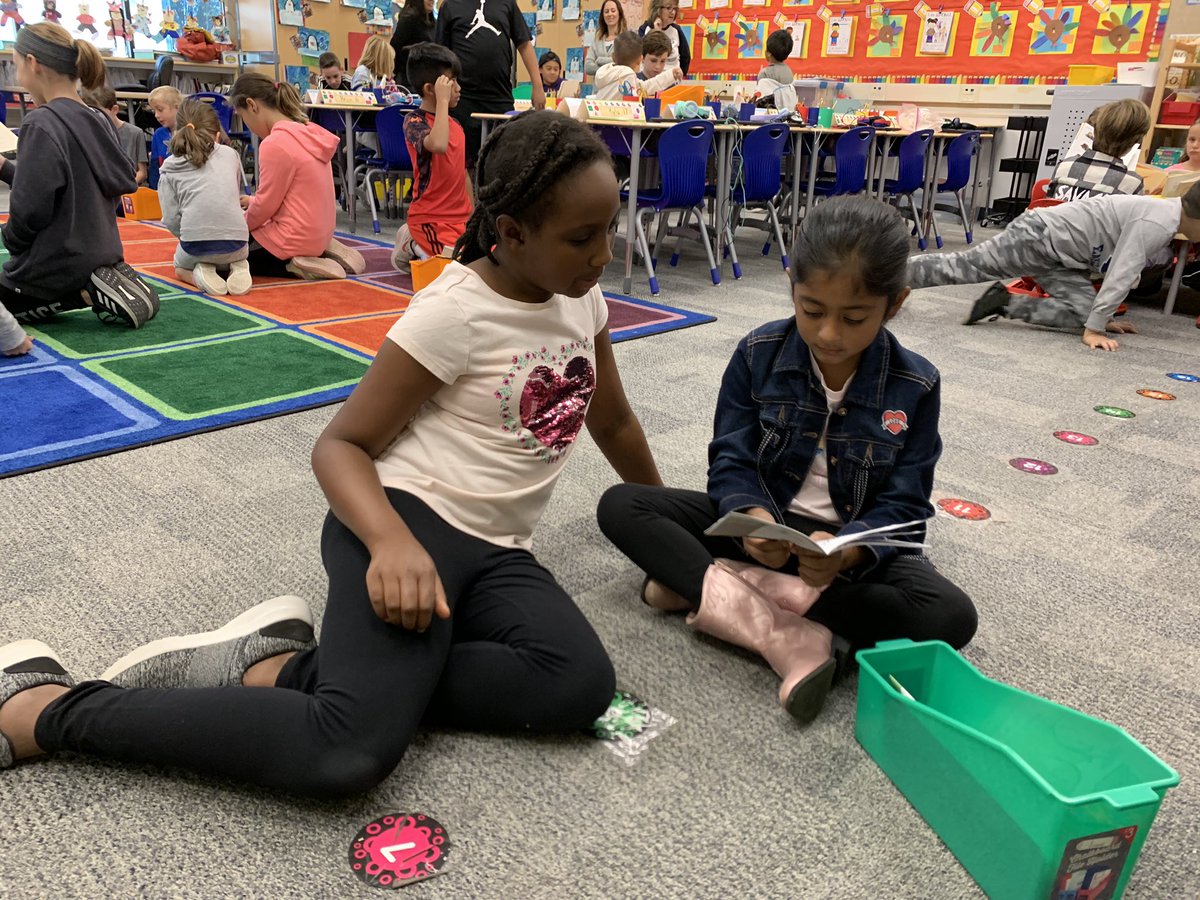 Mrs_Steen3's tweet photo. Bonding with our little buddies with the love of books! 💙📚 #4thgrade @SRTMSEagles @SantaRosaEagles @PVSDCamarillo https://t.co/uEDeeRwi0z