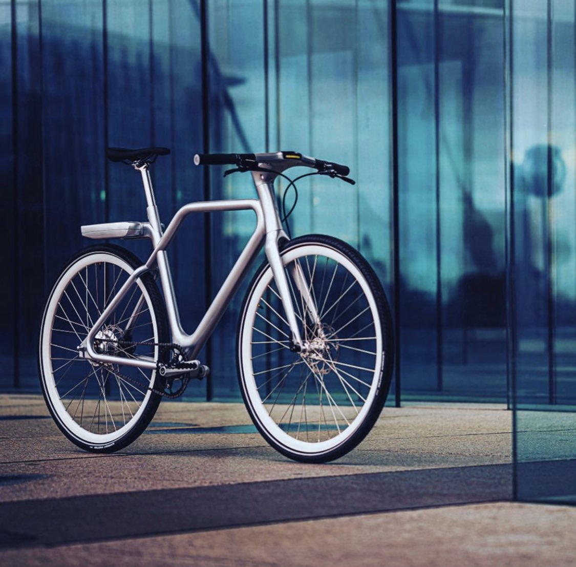 gsimon12's tweet photo. Avec @AngellBike la mobilité urbaine va changer de dimension. Hâte de voir la version #JanedeBoy dans les rues de Bordeaux ! Merci @marcsimoncini #bordeauxmaville #TransitionEnergetique https://t.co/cubPFKA7bG