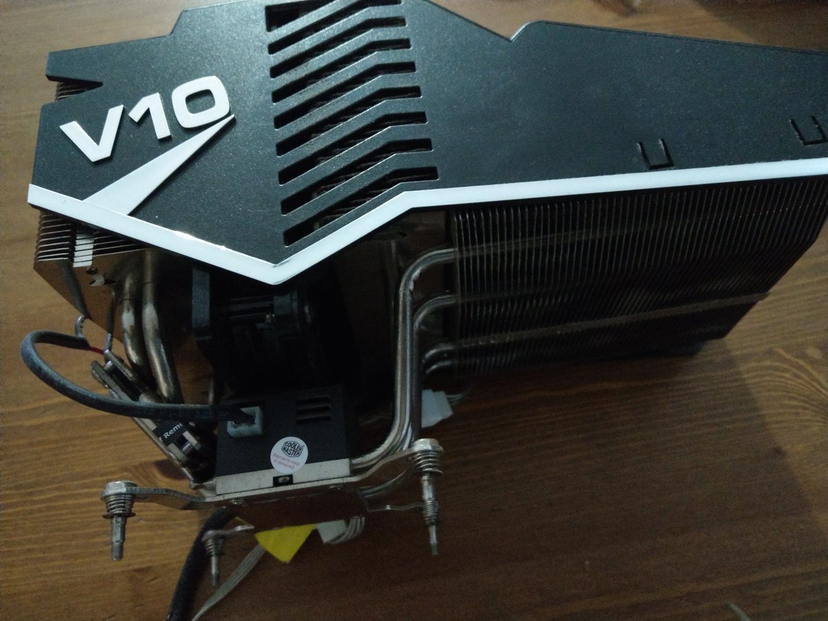 Mark34958982's tweet photo. @JayzTwoCents keen on testing this behemoth? huge heatsink with a built-in peltier :) the Coolermaster V10 https://t.co/hK4dsK18bF