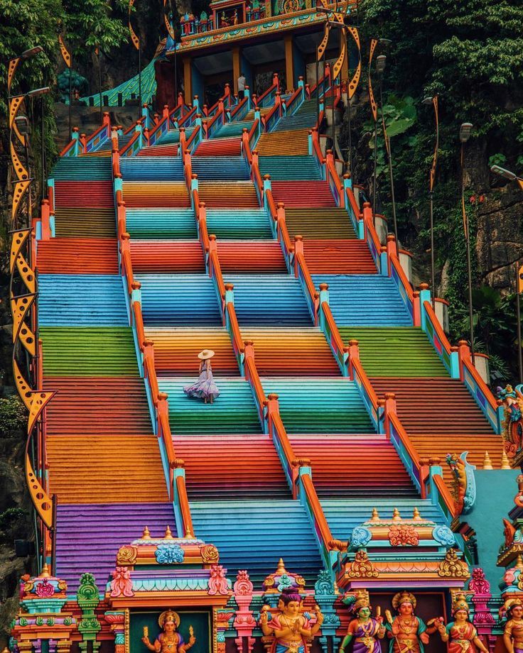 percutian's tweet photo. Cuaca baik, boleh panjat #batucaves harini. Habis panjat, turun minum air kelapa, perghh

#heritage #VM2020 https://t.co/eoFOt4ahFf