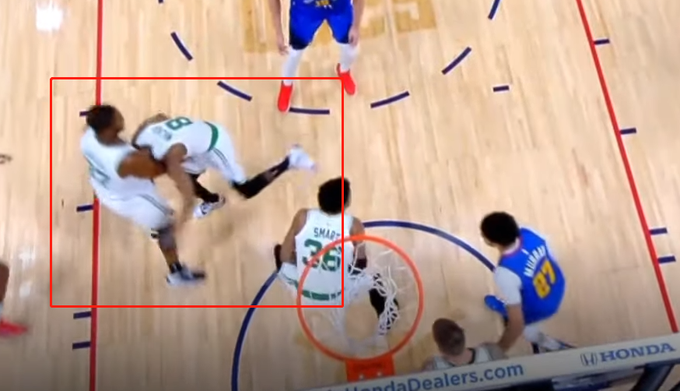 【影片】Walker嘗試抄截不慎與隊友相撞，直接暈眩倒地不起，隨後被擔架抬出！-黑特籃球-NBA新聞影音圖片分享社區