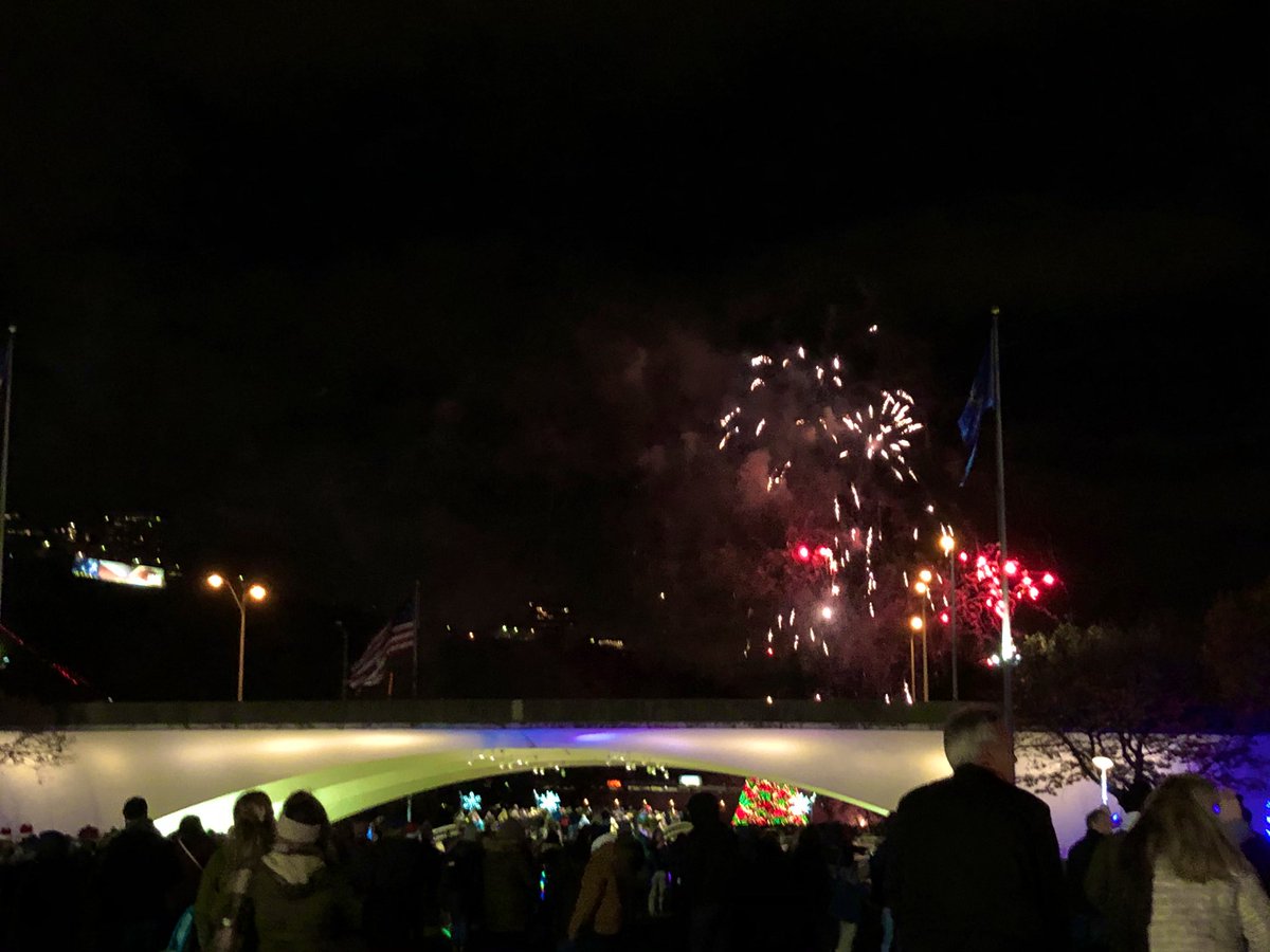 937theFan's tweet photo. Had a great time at #SantaSpectacular tonight!! https://t.co/HlzT3LRsfC