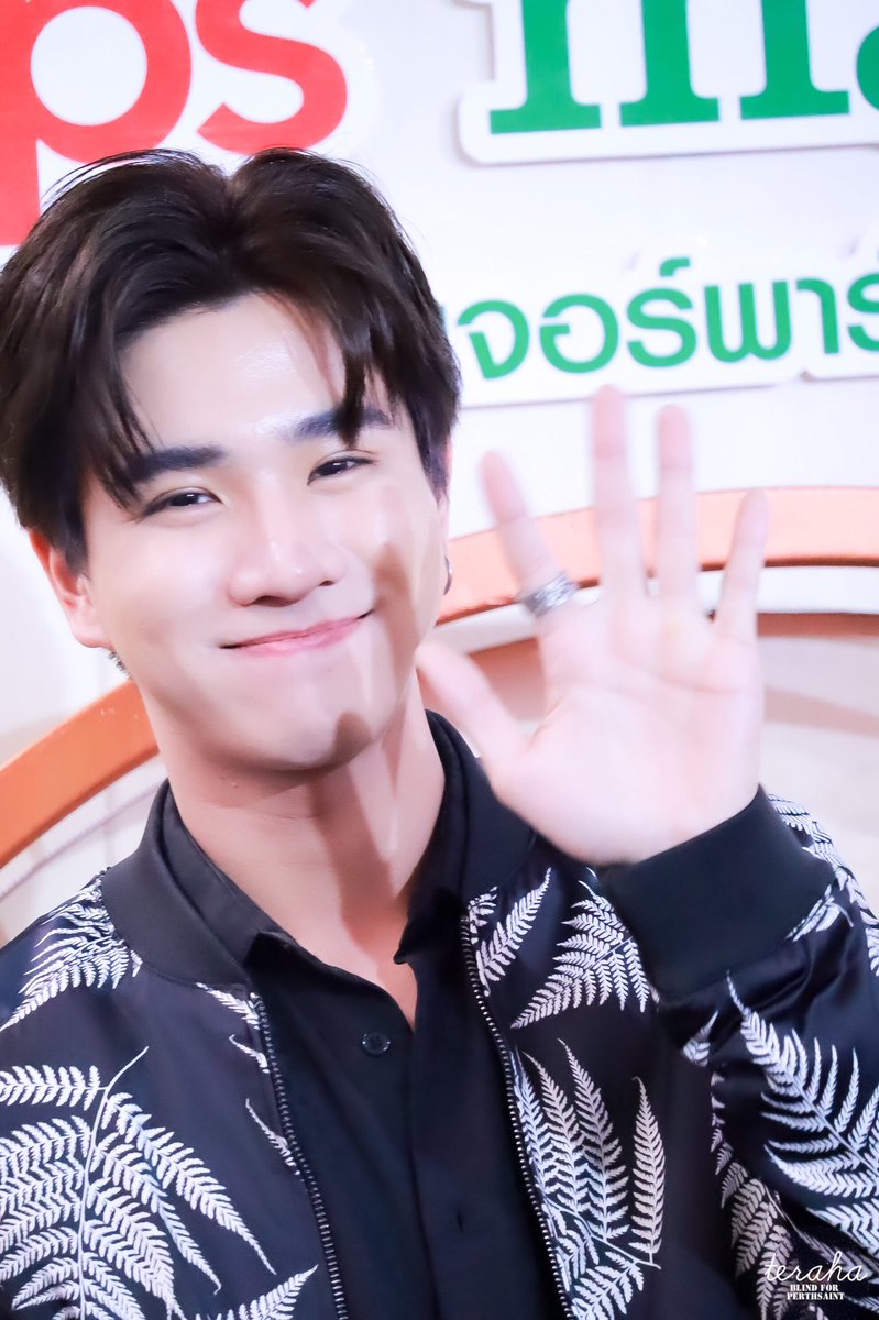 teraha19982001's tweet photo. 191122 Perth at Future Rangsit

Hi 👋🏻👋🏻👋🏻🐯🖤 @perthppe

#LooksTresemmexPerth
#รอยยิ้มของชูครีม 
#พวกของเจื๋อ https://t.co/h6LBnbQqGt
