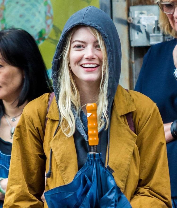 aintlover's tweet image. Good morning, fellas! Today’s sky seems a lil bit grey, so if y’all planning on going out, don’t forget your umbrella!

Also, shout out to Ciara who managed to take a picture of messy Nyanya from across the street. Love/hate ya, girl!