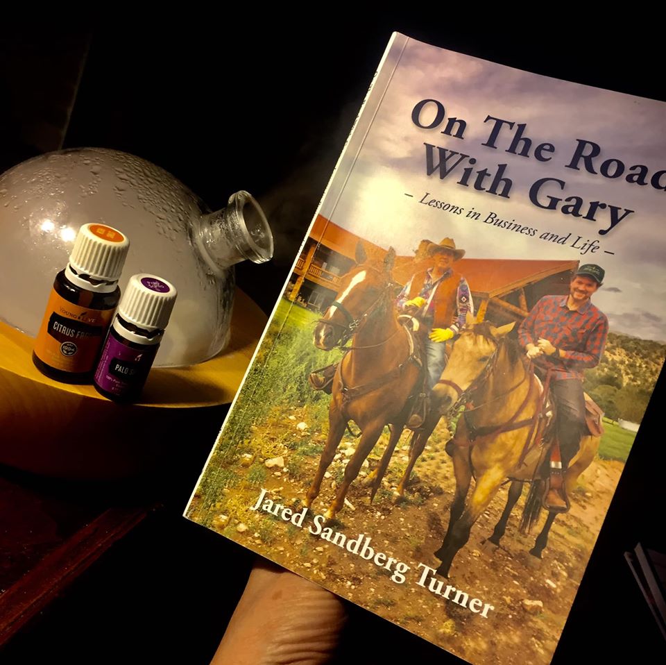 PeaceLove_Joyce's tweet photo. Really enjoyed @jaredsturner stories from his years "On The Road With Gary". I laughed. I cried. My heart was touched reading the beautiful stories.
.
On Sale $7.96 / 10 @ $5.95 ea.
.
https://t.co/JrDsntBlu7
.
#GaryOn #becauseofgary #yleo #youngliving #essentialoils https://t.co/g5NAJX23Lx